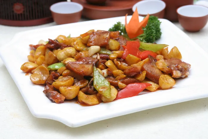 板栗烧猪拱嘴28元