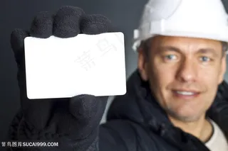 展示空白名片的工人
