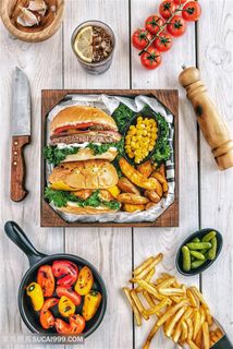 汉堡包搭配水果和蔬菜