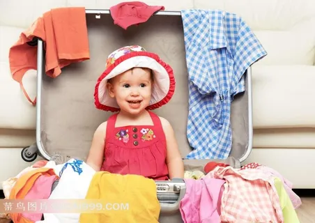 坐在箱子里的孩子 坐在箱子里的孩子