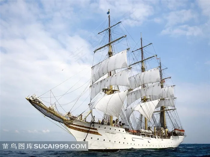 大海里航行的帆船素材