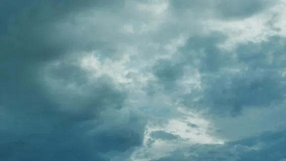 乌云密布的天空随风飘扬