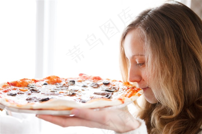 吃汉堡的时尚女性