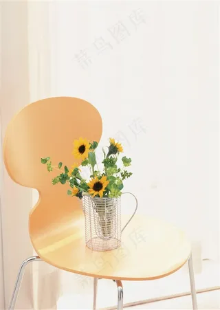 木椅向日葵插花现代简约家居室内图片素材
