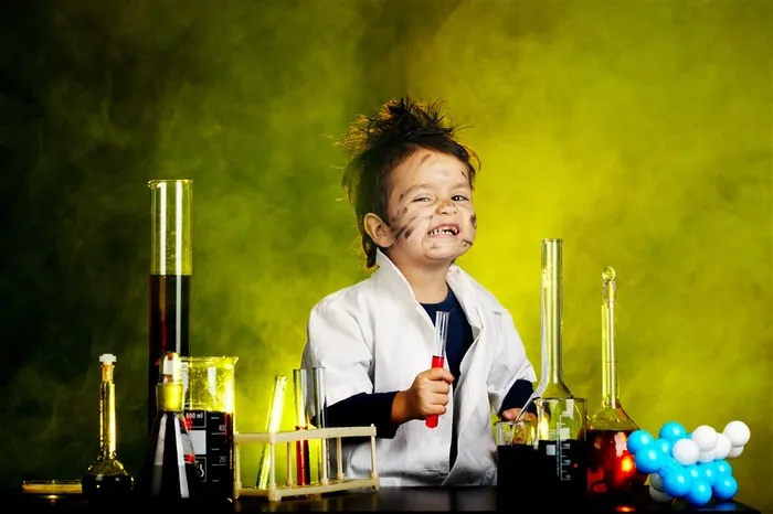 做化学实验的儿童高清摄影图片