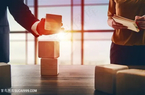 商务人士与立体方块高清图片