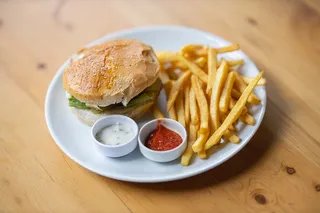 黄色美味汉堡摄影素材