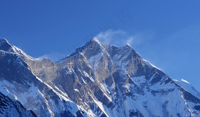 蓝天下的雪峰图片