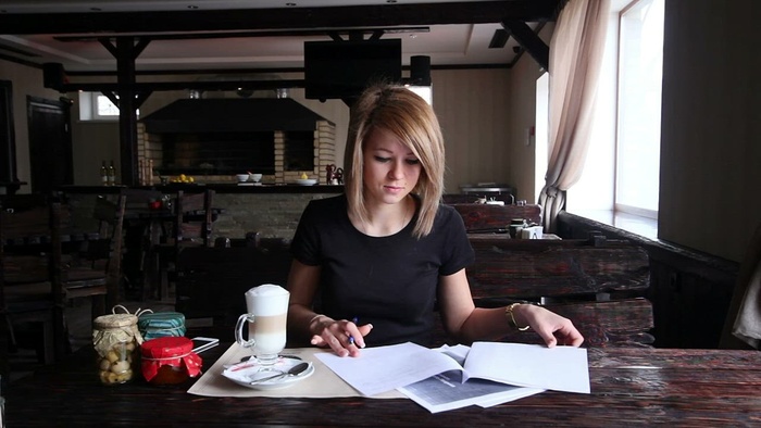 做文书工作的咖啡馆经理