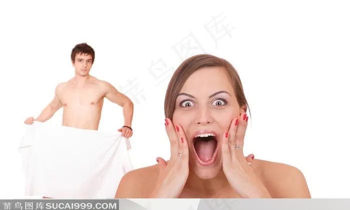 捂着张大的嘴兴奋的美女背后有个围浴巾的帅哥