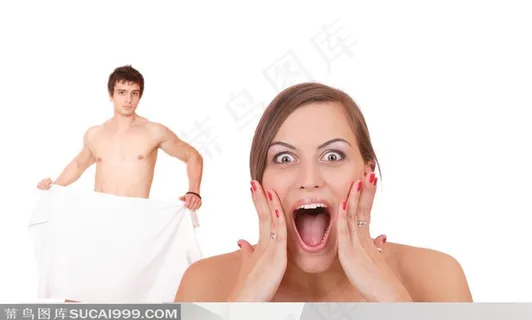 捂着张大的嘴兴奋的美女背后有个围浴巾的帅哥