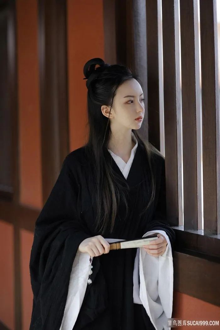 女扮男装手拿扇子的古装美女艺术摄影图片