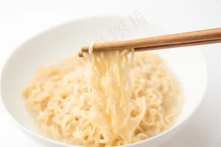 从白色碗中夹起的泡面高清摄影