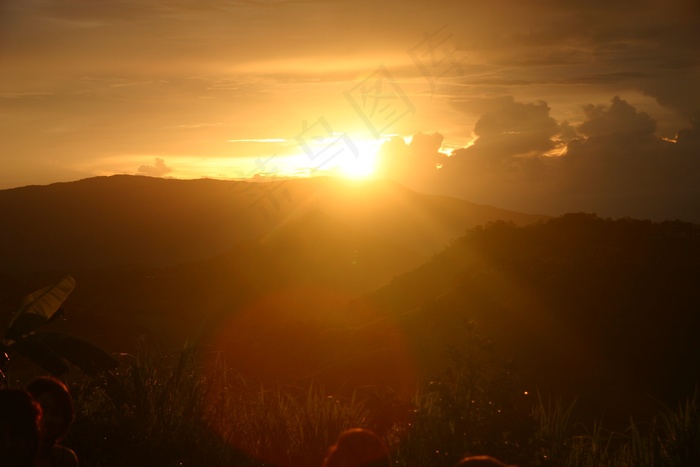 傍晚山脉日落图片