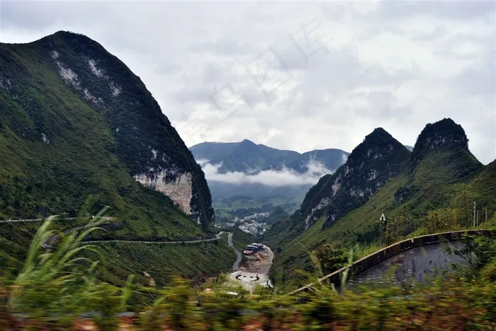 广西大化山脉公路自然风景高清摄影图