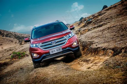 在山坡上越野的美国福特锐界城市型越野车