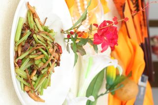 双菇爆西芹  12元