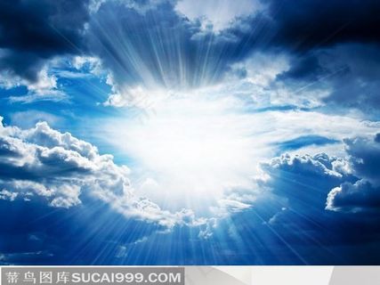 天空云朵蓝天白云中的晨曦光源