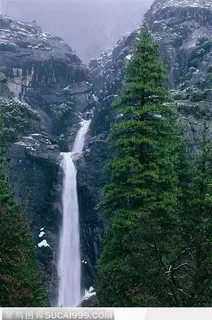 飞流直下的瀑布