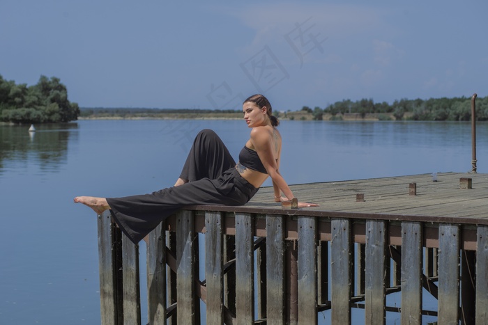 *户外美女性感人体图片