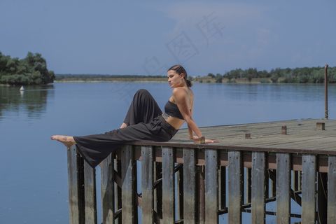 *户外美女性感人体图片