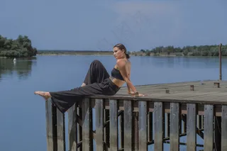 *户外美女性感人体图片