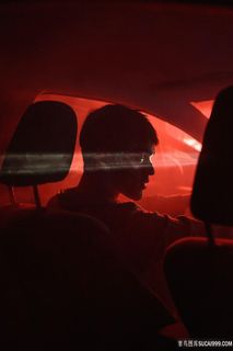 骑车内的司机男人图片