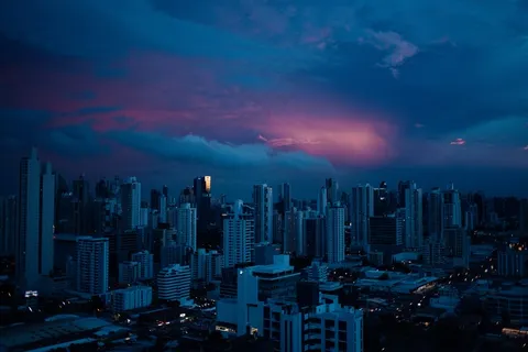 夜幕降临下的繁华都市图片