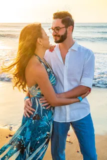 海边深情对视的情侣图片 海边深情对视的情侣图片