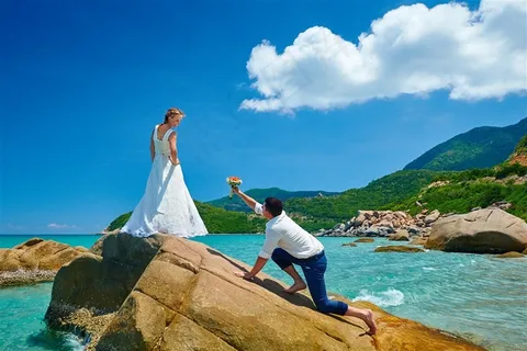 海边拍照的情侣 海边拍照的情侣