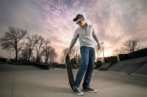 玩滑板的国外男性