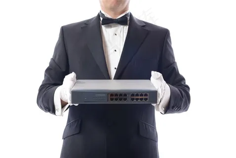 穿着西装拿着数据交换机的男士高清图片