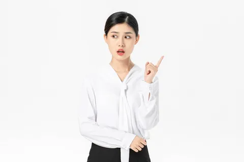 女性白色衬衣职业装