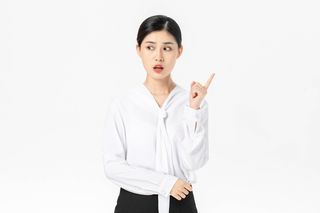 女性白色衬衣职业装