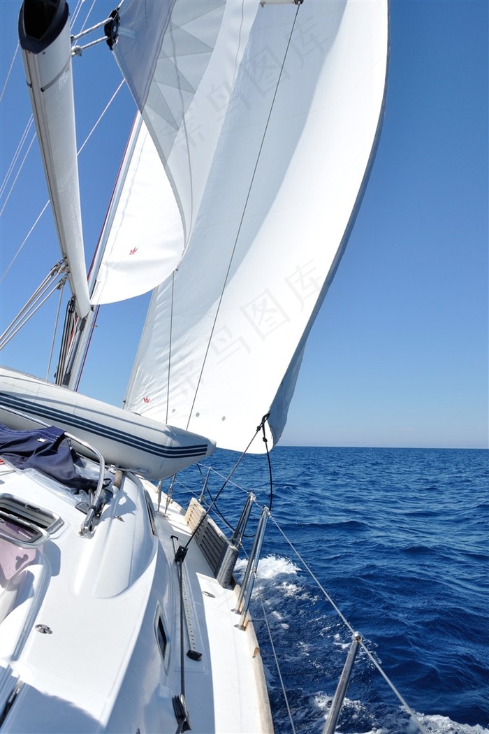 在海上度假的老人高清素材图片