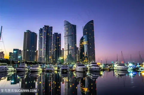 高楼大厦楼房和海中的游艇