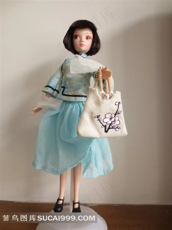 手工制作的穿淡蓝色裙子提包的小女孩