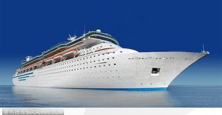 在蔚蓝的大海上行驶着的豪华大轮船船图片