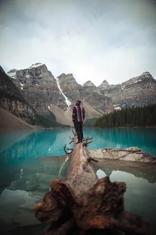 清澈山水湖泊风景图片