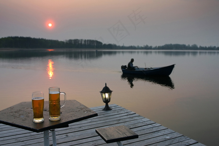 夕阳河边啤酒图片下载