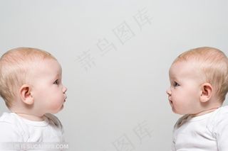 创意搞怪广告素材 面对面的外国婴儿侧面特写