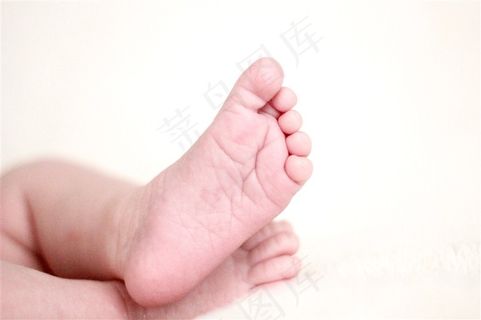 婴儿粉嫩的脚丫素材图