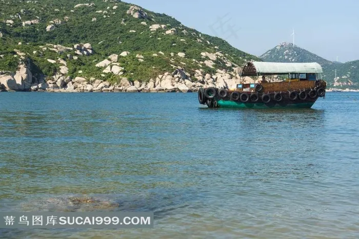海湾中停泊的渔船