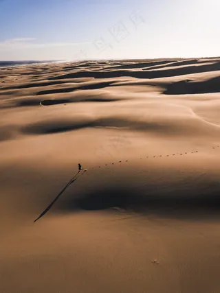 一望无际荒凉沙漠图片