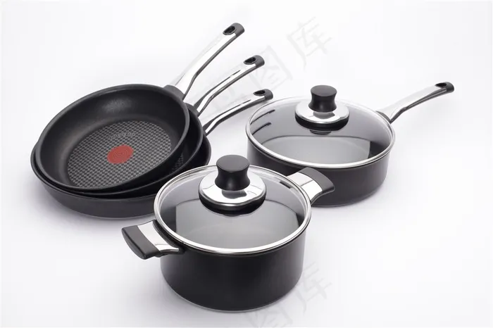 黑色炒锅和高压锅高清摄影图片