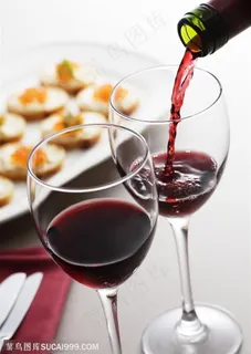 酒水饮料-倒入杯中的红酒