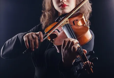 拉小提琴的美女高清图片 拉小提琴的美女高清图片