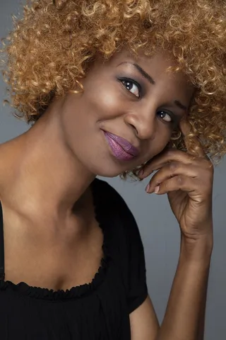 金色卷发黑人美女图片