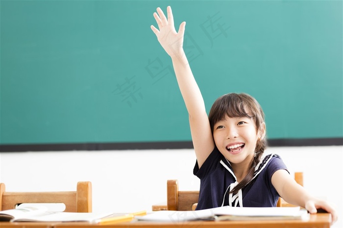教室里举手回答问题的小女孩图片