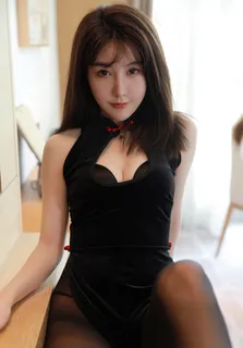 亚洲国产高清长发美女事业线气质御姐黑色礼服性感女黑丝袜少妇酒吧小姐